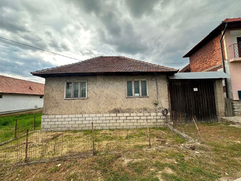 Rieni: casă (78mp utili)+anexe (teren 250mp) si gradina (2134mp)