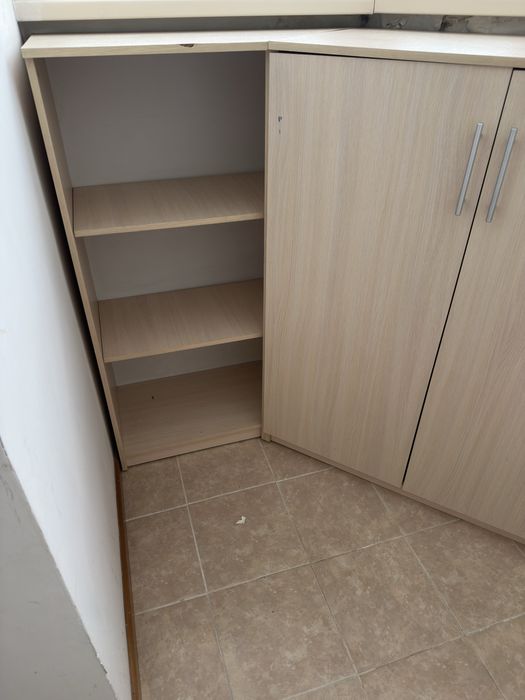 Угловая тумба с полками