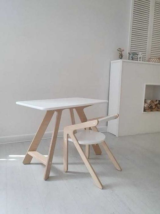 Cтол и стулья детскый