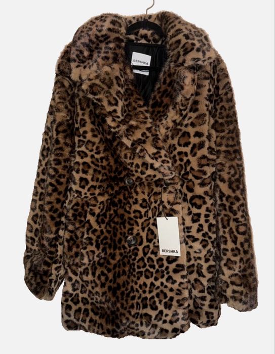 Палто от еко косъм Bershka