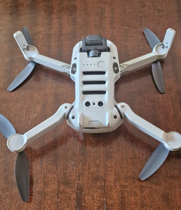 Ofertă dronă  DJI MINI 2 cu 2 acumulatori și ochelari FPV MAGIMASK