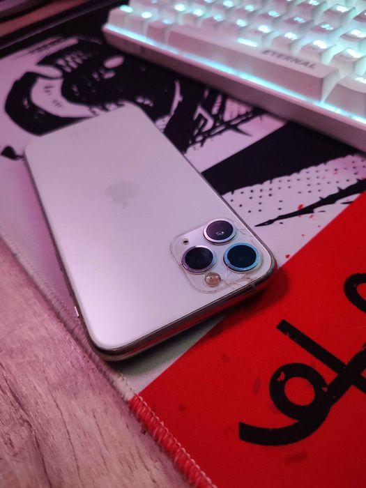 iPhone 11 pro, НЕ в идеальном состоянии.