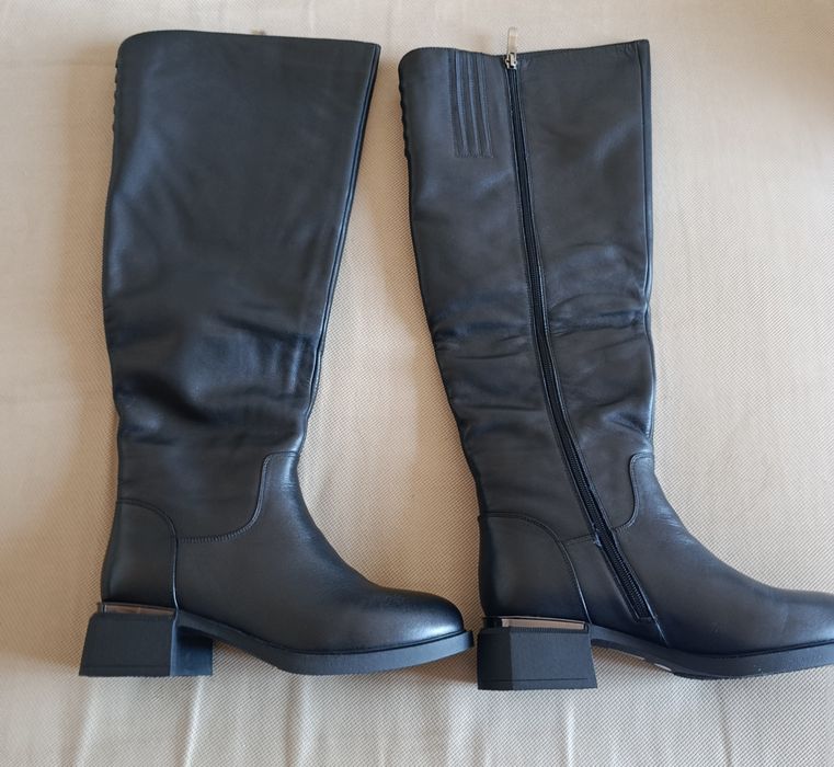 Новые кожаные сапоги и подарок