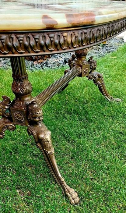 Măsuță de salon cu blat din onix și picior din bronz.