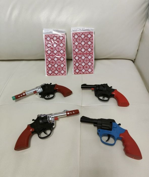 Pistol cu capse incluse 300 focuri , material plastic