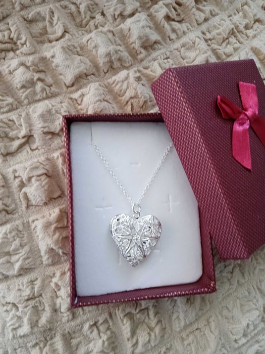 Ново, масивно дамско, сребърно колие с масивно сърце. В кутия.