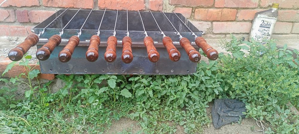 Продам с шампурами мангал