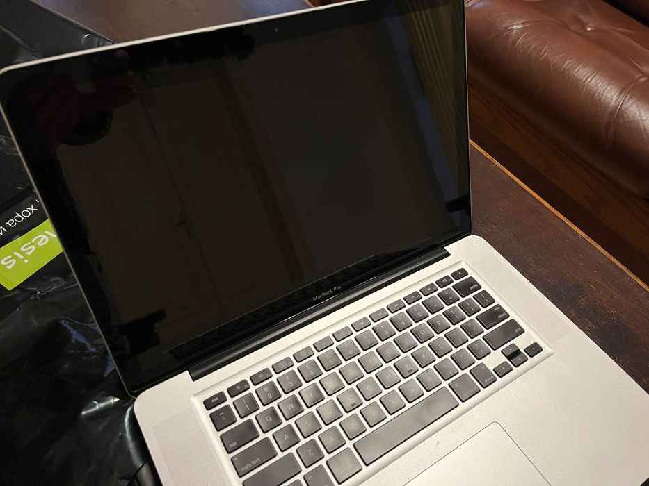 MacBook Pro 15 (2011) - за части + две батерии