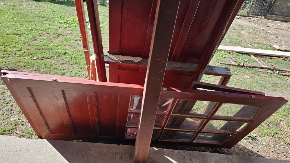 Uși si ferestre cu geam si feronerie