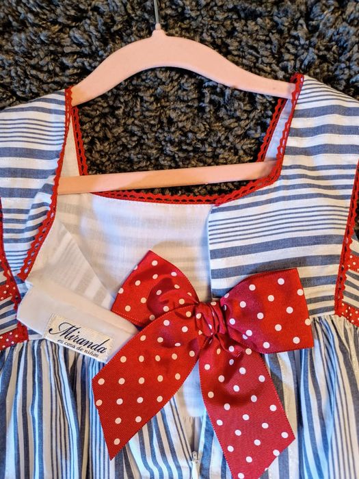 Rochiță pentru fetițe foarte elegantă.