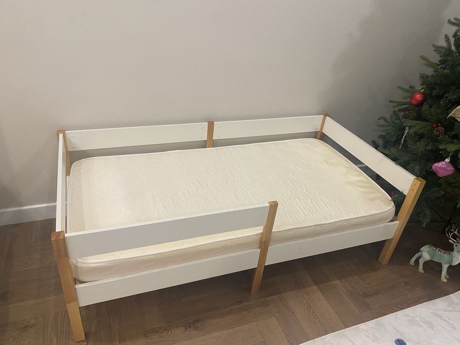 Продам детскую кровать с матрасом