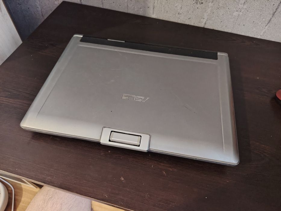 Продавам лап топ Асус за части! Пуска се и работи до едно положение.