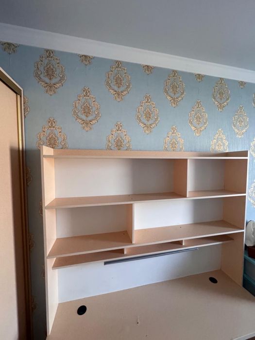 Письменный стол с надстройкой, полками