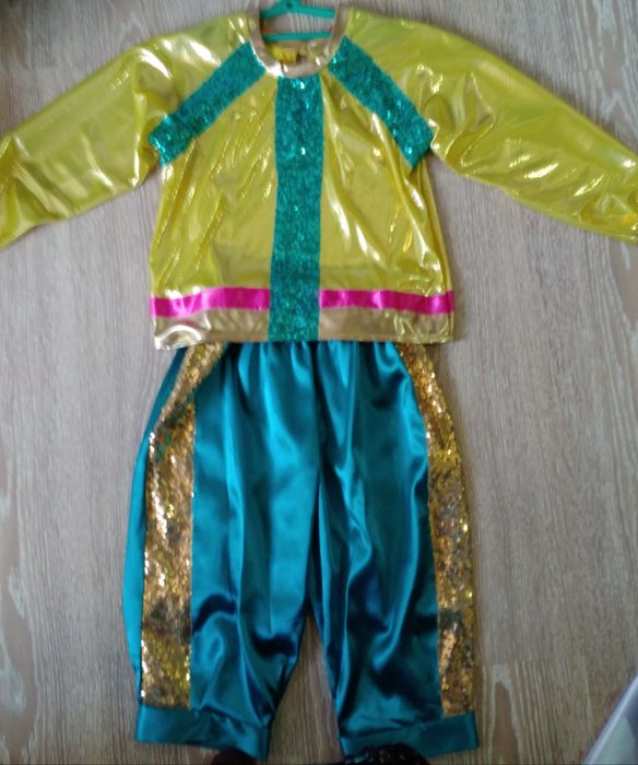 Костюмы разных народов. Все по 150 тыс.сум.