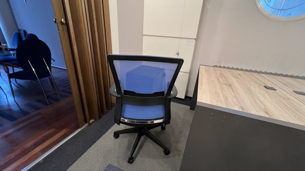 Продавам 3бр малко използвани офис столове