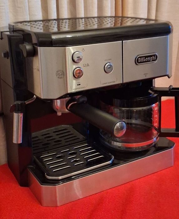 Espressor/cafetieră De'Longhi.