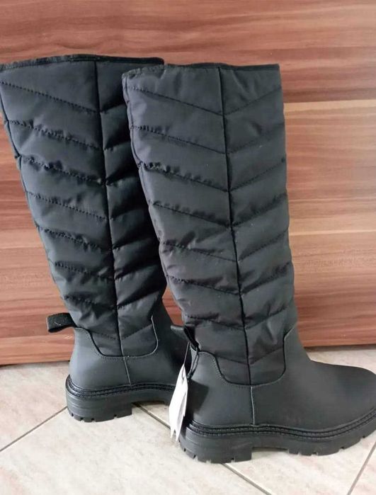 Нови ботуши ZARA
Размер 37
Цвят:Черно 
Цена :70лв