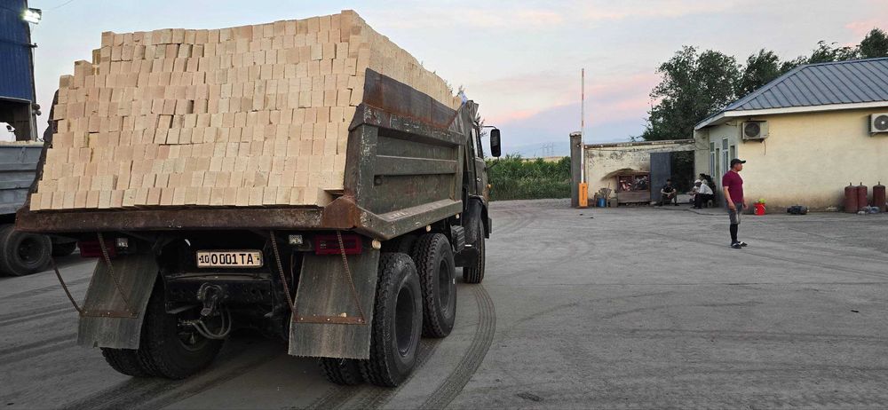 Кирпич жженый от завода изготовителя.