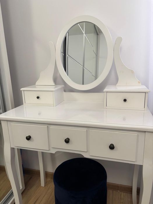 Vand masuta de machiaj si scaun