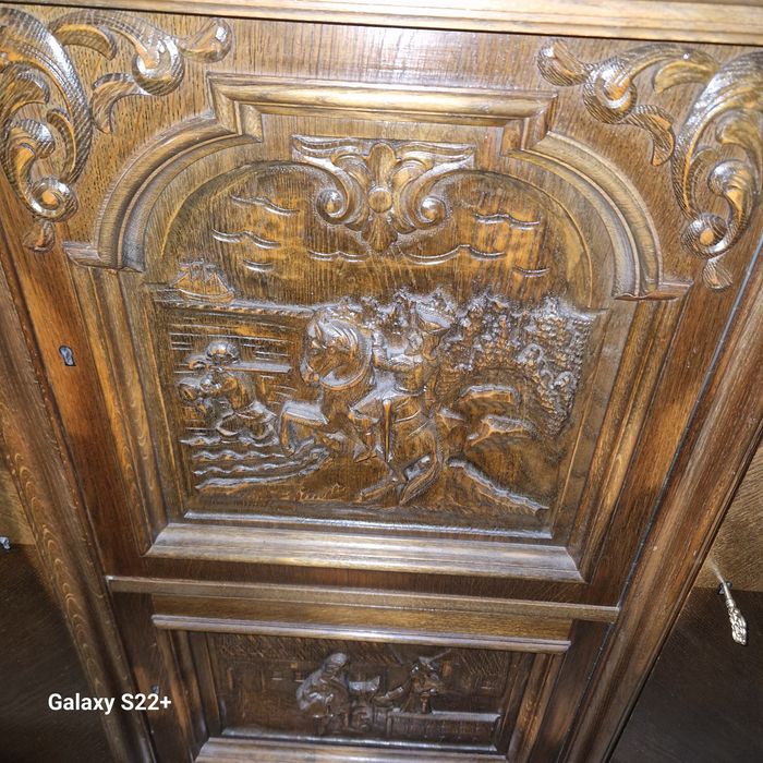 Дървен Шкаф с дърворезба