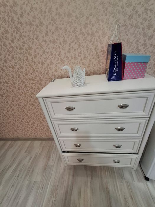 Стол с комодом в отличном состоянии