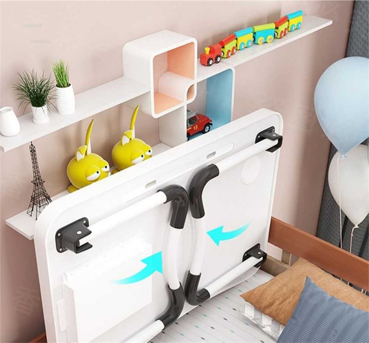 Детска масичка с място за чаша.