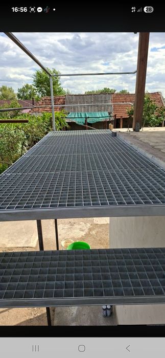 Scara metalică de 4m lungime si lățime 86 cu podeț si balustrada