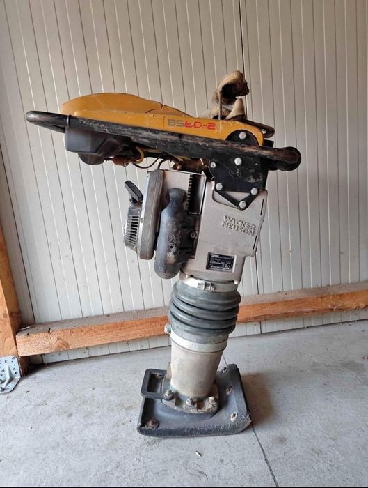 Inchiriez mai compactor