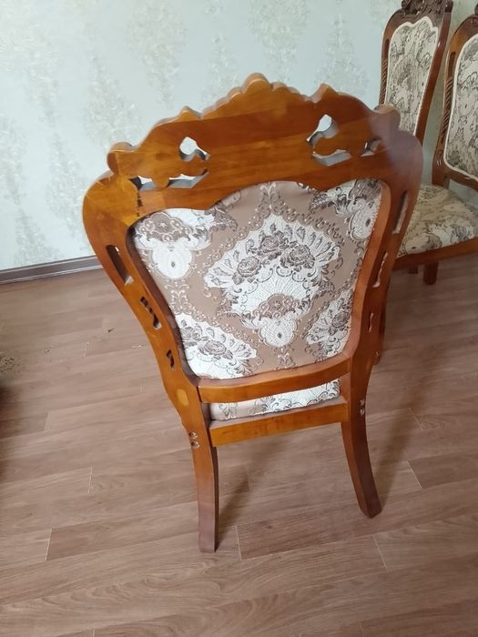 Стол со стульями на 12 персон