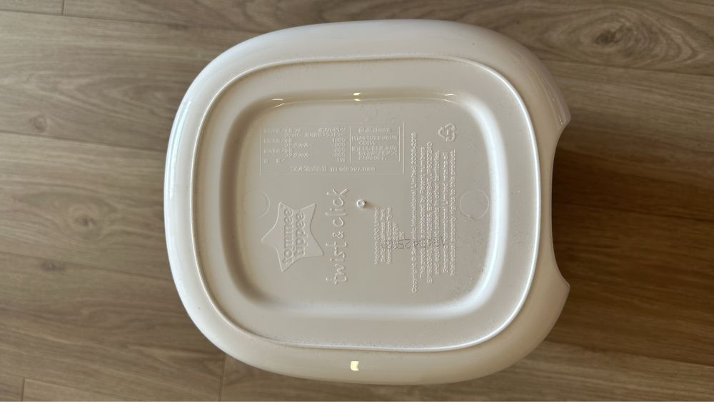 Продавам почти като нов кош за памперси Tommee Tippee
