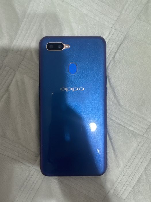 Oppo телефон в синем цветез