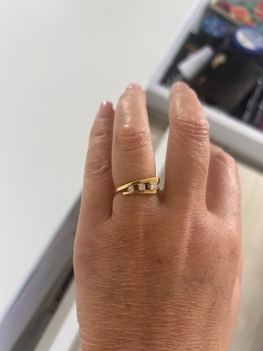 Продаю кольцо с бриллиантом