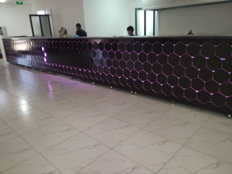 стеллаже полки  и ретсепшен