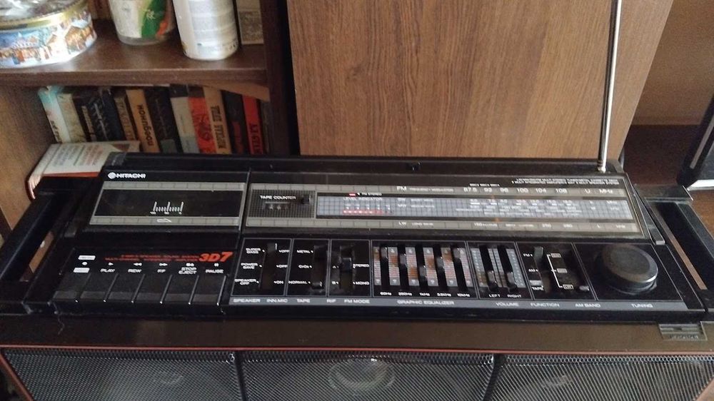 Радиокасетофон Hitachi TRK-7620E 3D Super Woofer