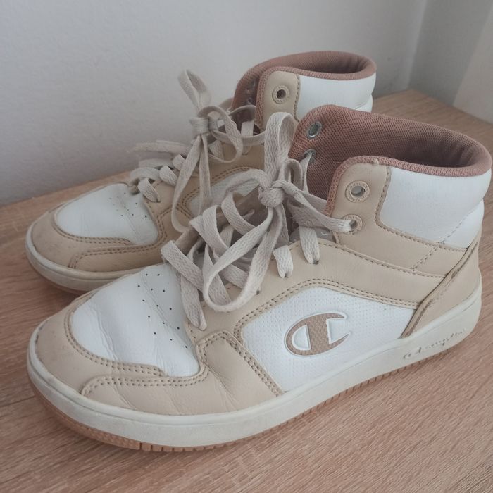 Продавам дамски маратонки Champion,
Използвани са окол