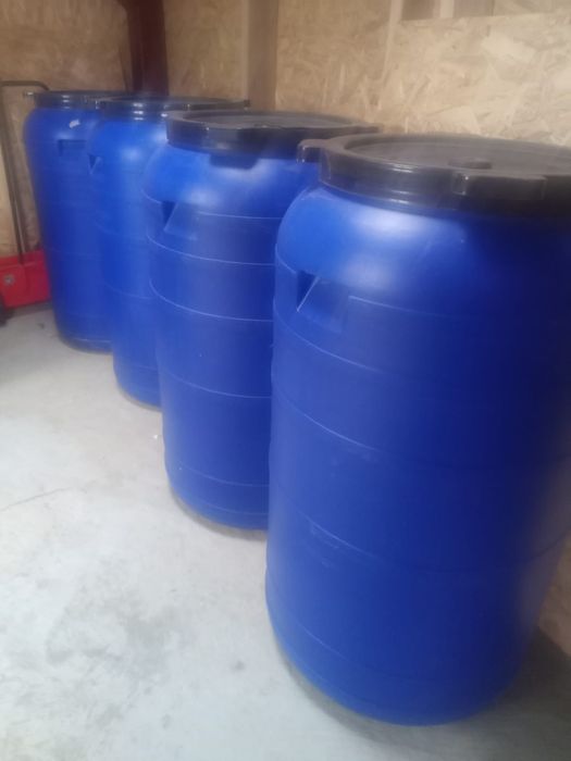 Vînd urgent butoaie plastic 250L - stare impecabila