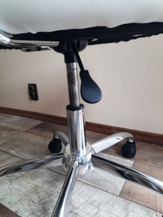 Бюро за маникюр+чисто нов стол