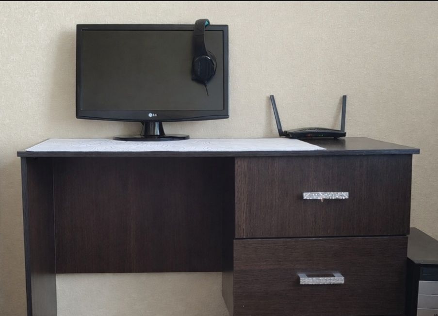 письменный стол или компьютерный стол