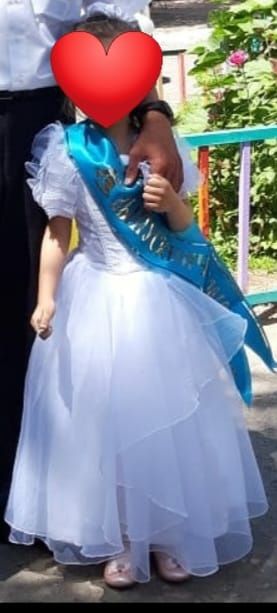 Белое  платье с ободком