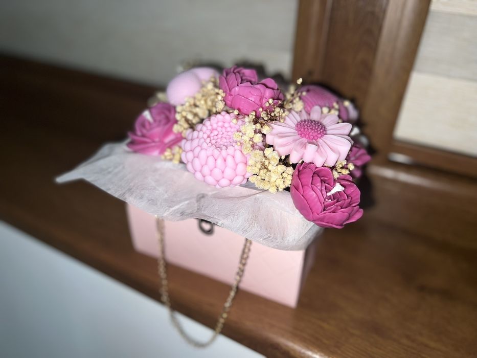 Подарък кутия или чантичка с цветя от соев восък