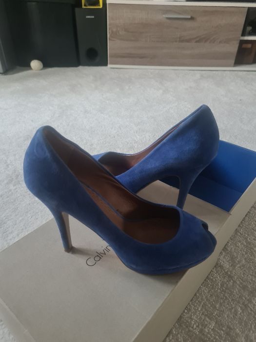 Vând pantofi    cu toc..