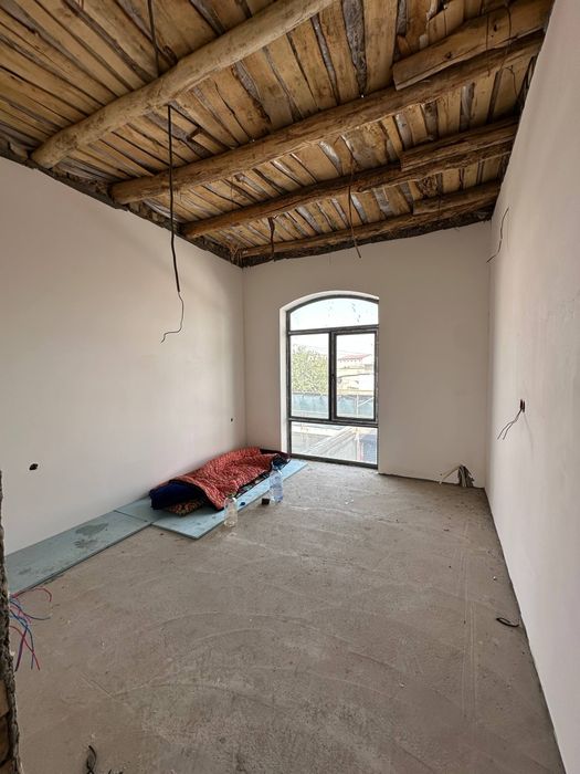 Srochno xovli sotiladi 8 xona + Padval