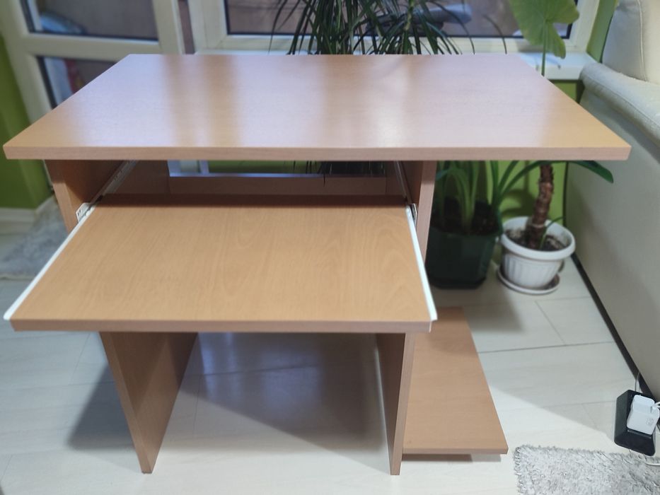 Компютърно бюро плюс подарък въртящ се детски стол