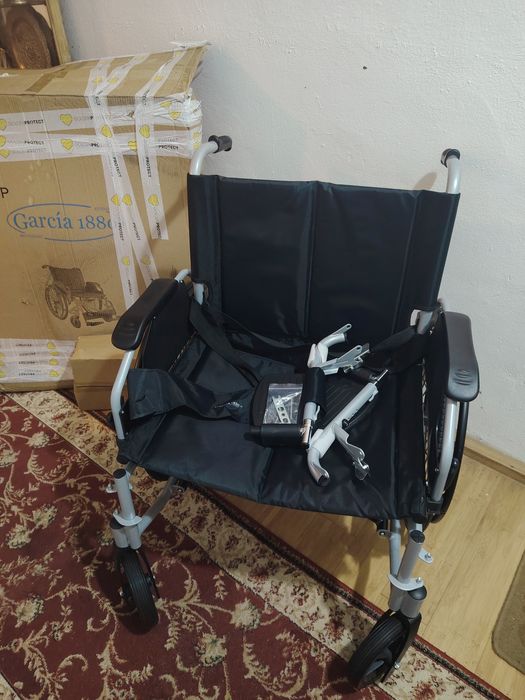 Scaun cu rotile pliabil bariatric • 235 kg • nou, nefolosit • solid