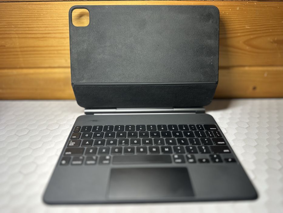 Vand Ipad Air generatia 5 + husa Apple Magic keyboard