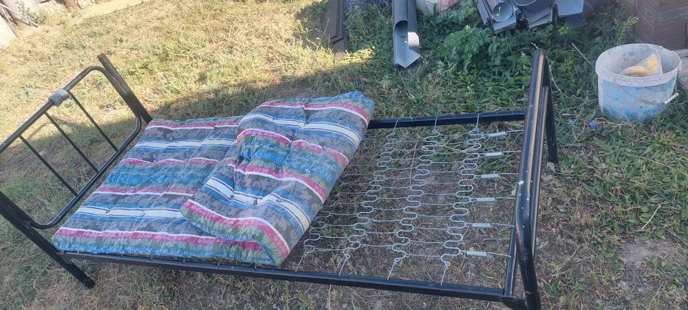 Продам кровать с матрасом