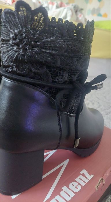 Дамски боти с дантела 37