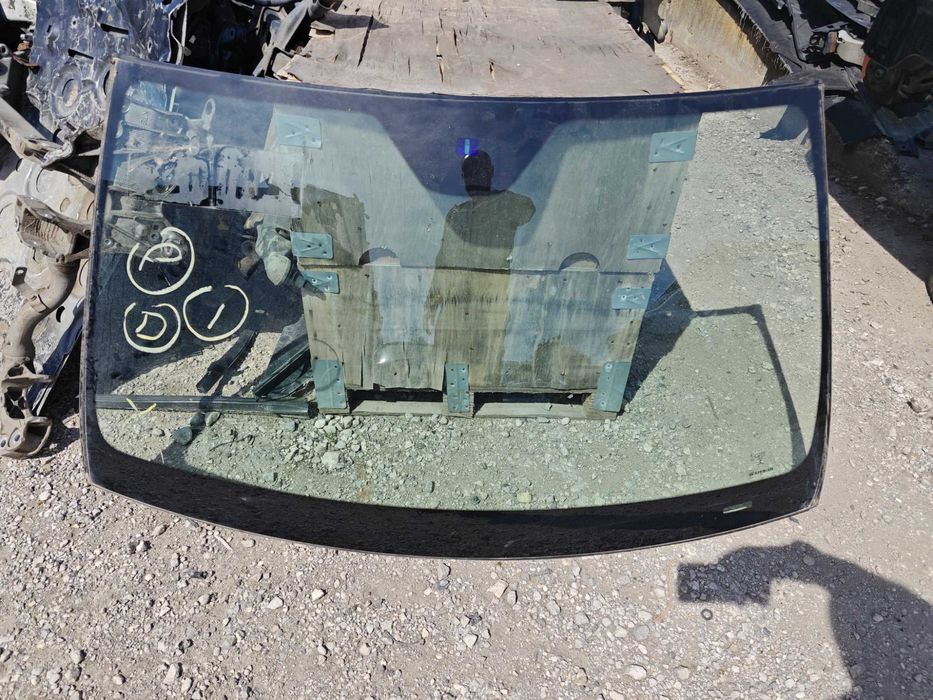Предно стъкло без шупли и пукнато Mercedes W204 C Class Pilkington