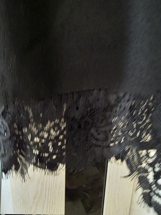 Продам платье с кружевами.