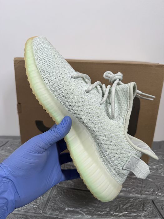 Yeezy 350 v2 Boost Hyperspace